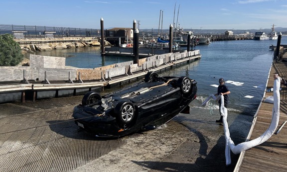 Incidente en Monterey: Vehículo a alta velocidad se hunde en rampa de botes
