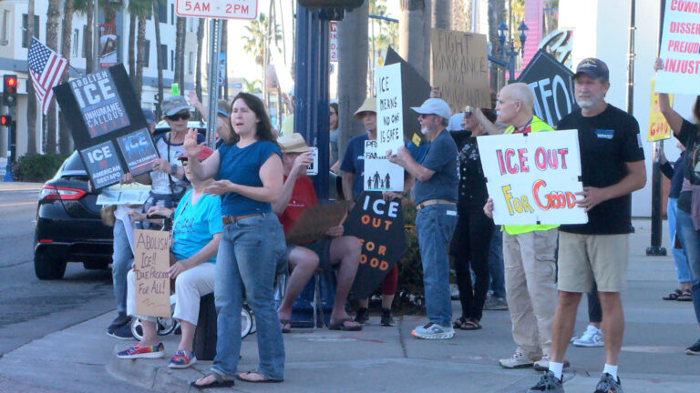 Manifestantes en Oceanside exigen protección a inmigrantes y responsabilización del ICE