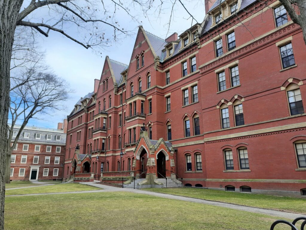 Trump exige a Harvard un acuerdo de mil millones para restaurar financiamiento federal