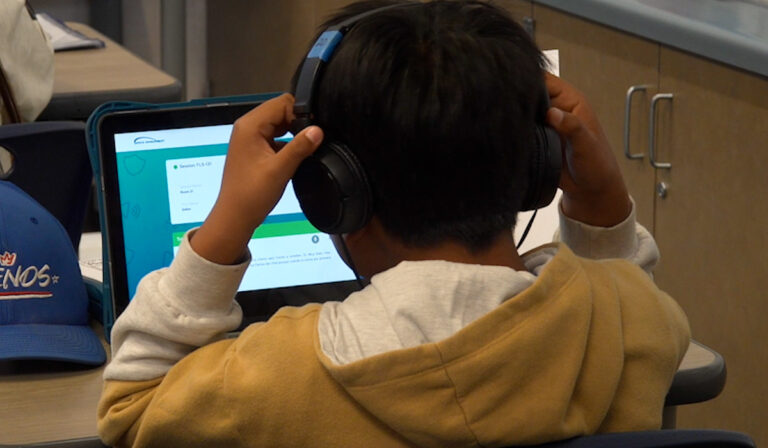 Programa piloto con traducción en vivo transforma el aprendizaje de estudiantes hispanohablantes en Oceanside