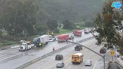 Cierre en la I-5 por derrame de diésel tras choque de camión en Oceanside