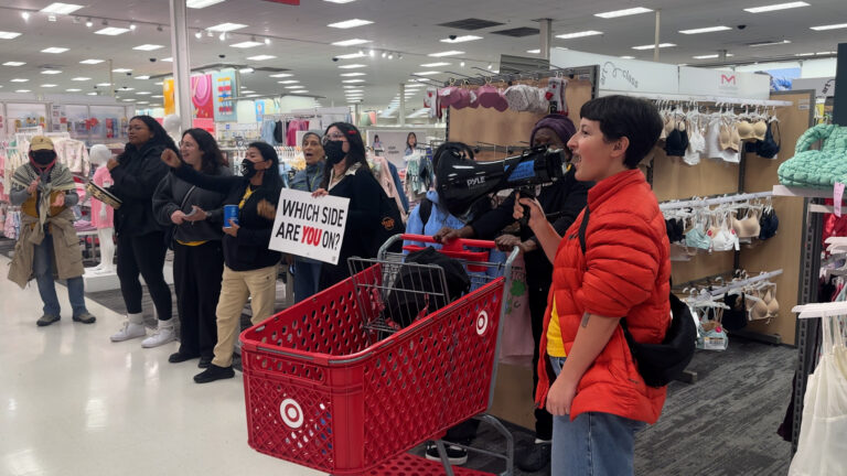 Activistas y residentes protestan dentro de Target por supuesta colaboración con ICE