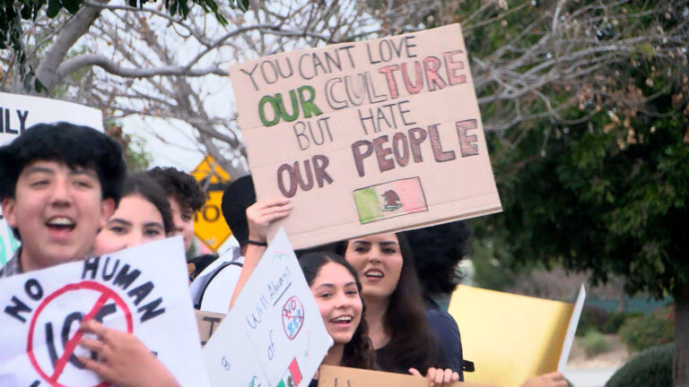 Estudiantes de Eastlake protestan contra operativos de ICE en la región