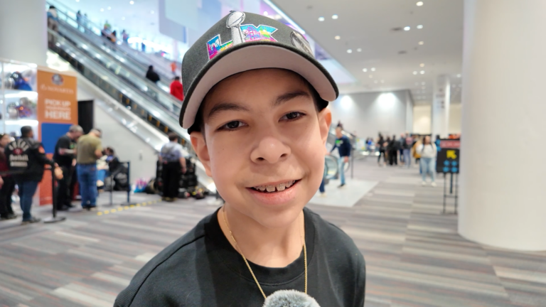 Sobreviviente de cáncer y su hermano asistieron al Super Bowl gracias a Make a Wish Foundation.