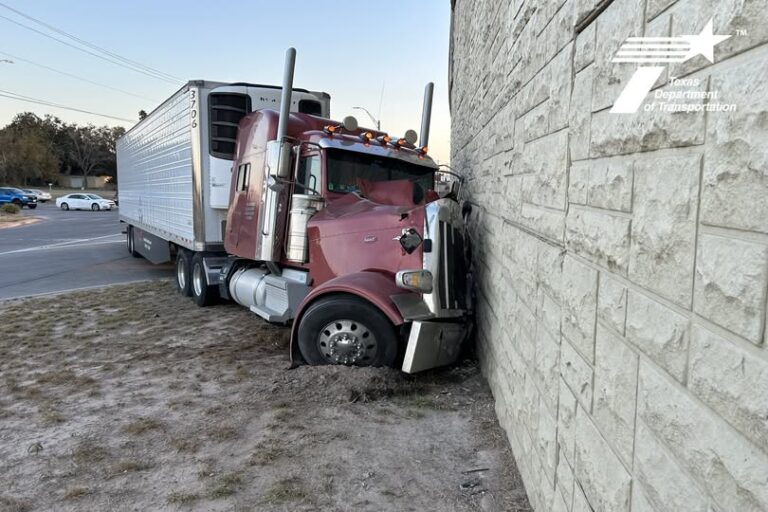 Accidente de tráfico en Edinburg: Tráiler causa congestionamiento en la Interstate 69C