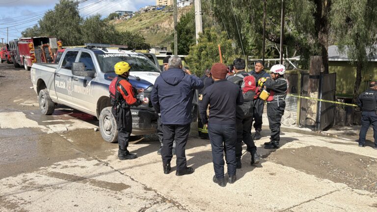 Hallan sin vida a padre arrastrado por la corriente tras rescatar a su hija