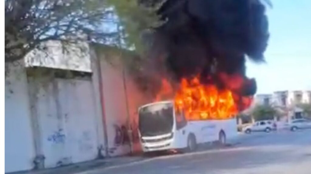 Incendio de Camión de Personal en Apodaca: Bomberos Responden a Presunto Incendio Intencional | VIDEO