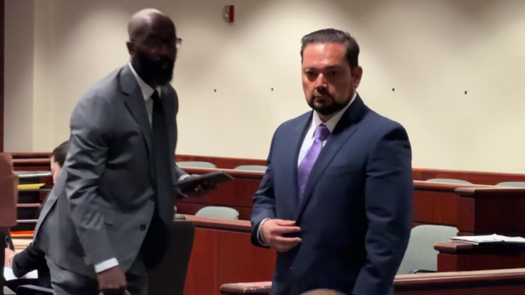 Steven Hernandez Regresa al Tribunal de Indio para Continuar su Juicio por Perjurio