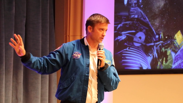 Astronauta comparte su experiencia espacial e inspira a estudiantes de USD