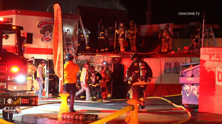 Fuego en restaurante de Oceanside provoca intensa movilización de emergencia