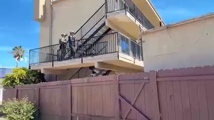 Hombre atrincherado desata operativo policial en motel de Midway