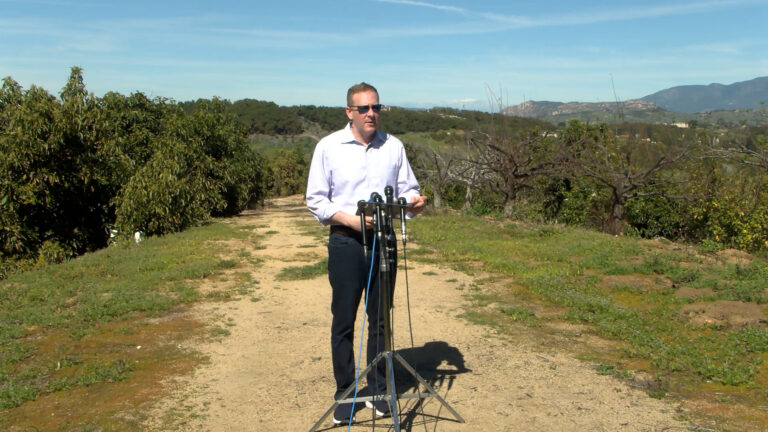 La EPA visita una granja de aguacates en San Diego y aborda retos agrícolas y crisis de aguas residuales