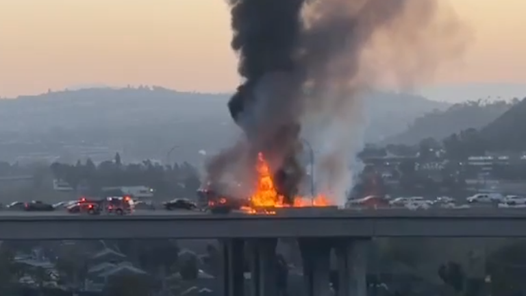 Choque e Incendio de tráiler deja un muerto en el I-805 en Mission Valley