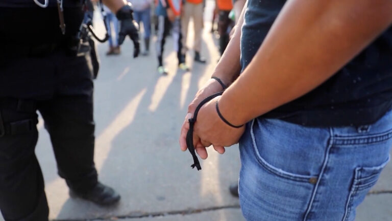 Tensión por políticas migratorias: activistas y senadores cuestionan a Kristi Noem por detenciones masivas