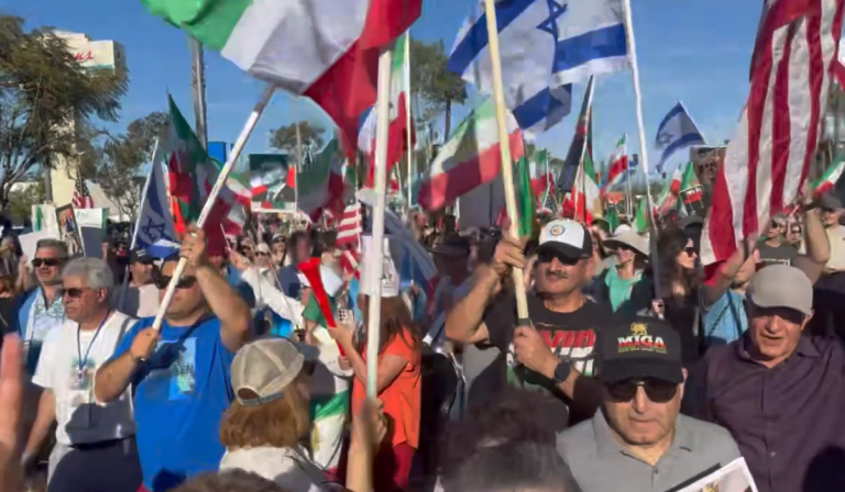Mientras el conflicto se intensifica, algunos iraníes celebran ataques contra el régimen