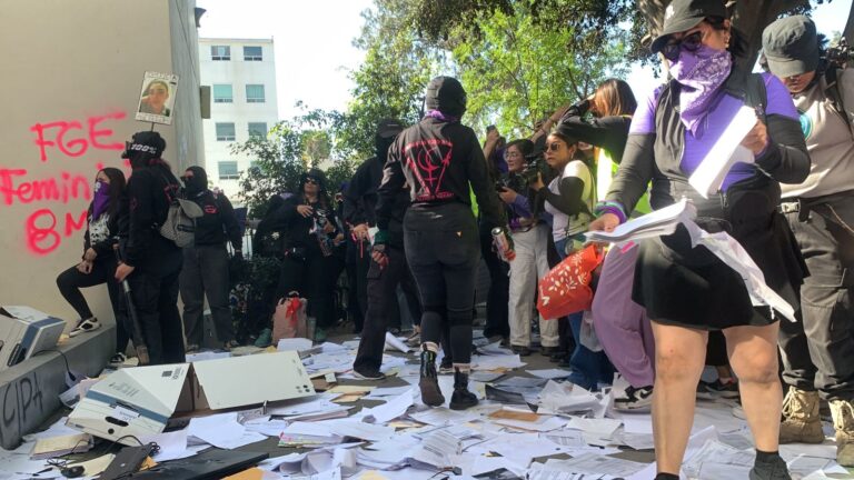 Miles de mujeres toman las calles en Tijuana contra la violencia y la impunidad