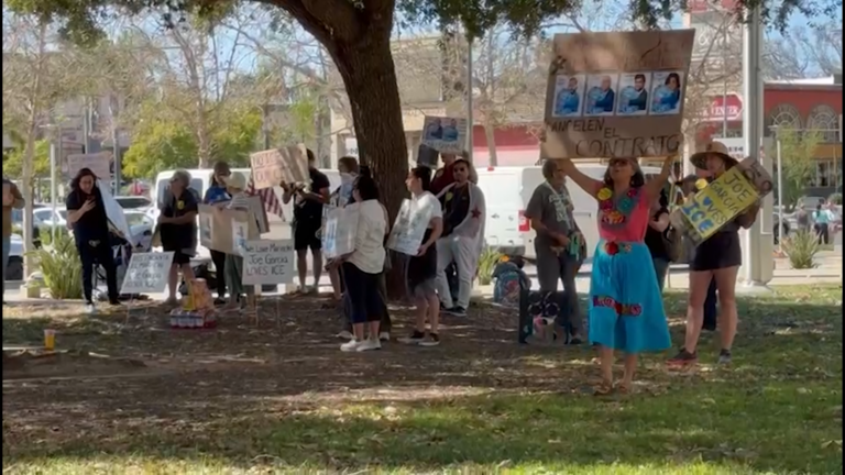 Protestan en Escondido contra uso de instalaciones municipales por ICE