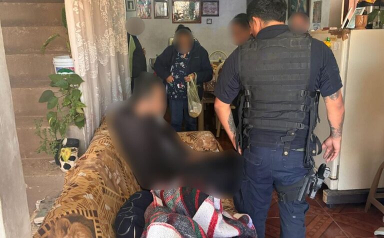 Esquizofrenia: Hombre Amenaza a su Familia con Arma Blanca Creyendo Estar en Peligro