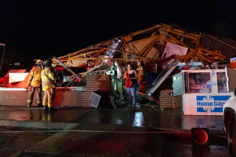Tornado deja 2 muertos en Indiana mientras continúan peligrosas tormentas
