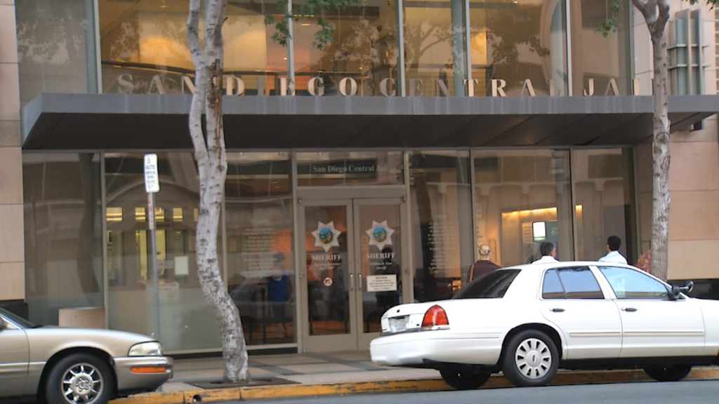 Hombre muere tras emergencia médica en la cárcel central de San Diego