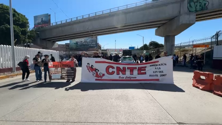 Maestros de la CNTE bloquean la garita de El Chaparral durante protesta en Tijuana