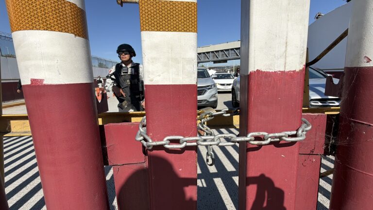 Paro de maestros deja varados a cientos en garita de Tijuana