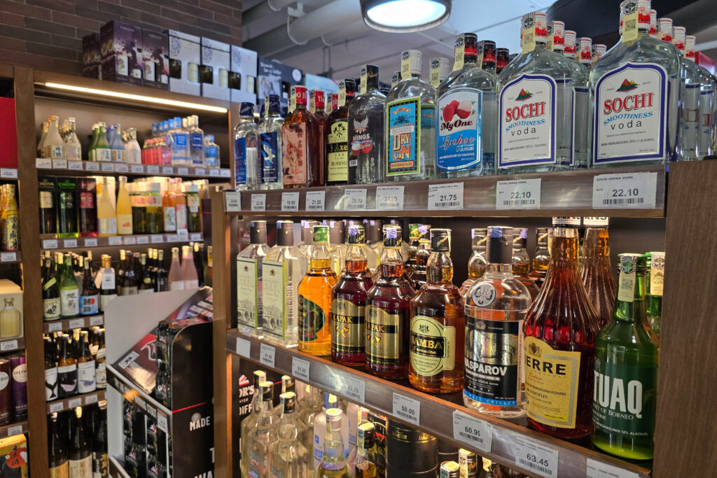 Arrestan a dos personas por comprar alcohol a menores en operativo encubierto