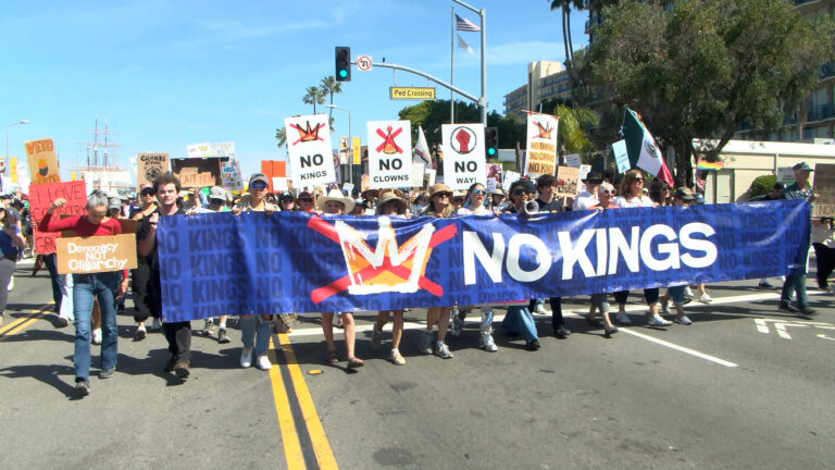 Miles marchan en San Diego en protestas “No Kings” contra políticas de Trump