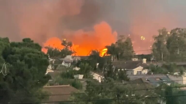 Incendio de maleza en Santee provoca evacuaciones y fuerte movilización de emergencia