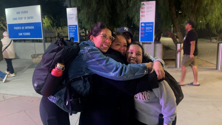 Madre con DACA regresa a EE.UU. tras orden judicial y se reúne con su hija