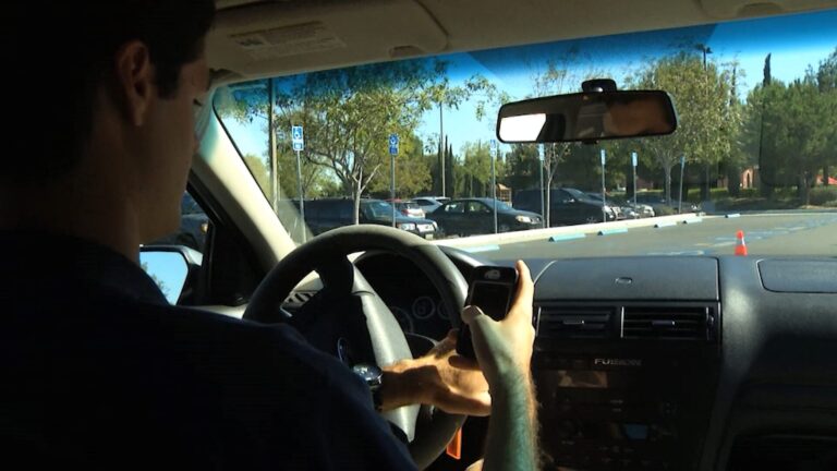 Autoridades refuerzan alerta por conducción distraída tras aumento de multas en California