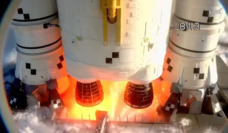 Cuatro astronautas viajan alrededor de la Luna en Artemis II, primera misión desde 1972