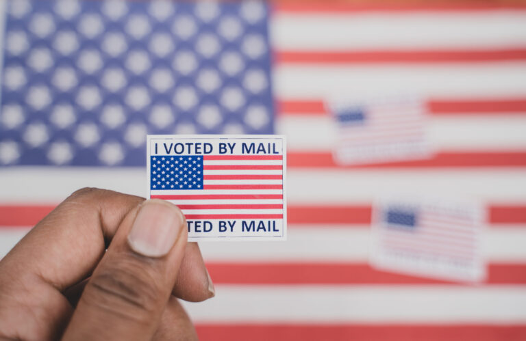 Demócratas demandan orden de Trump que restringe el voto por correo