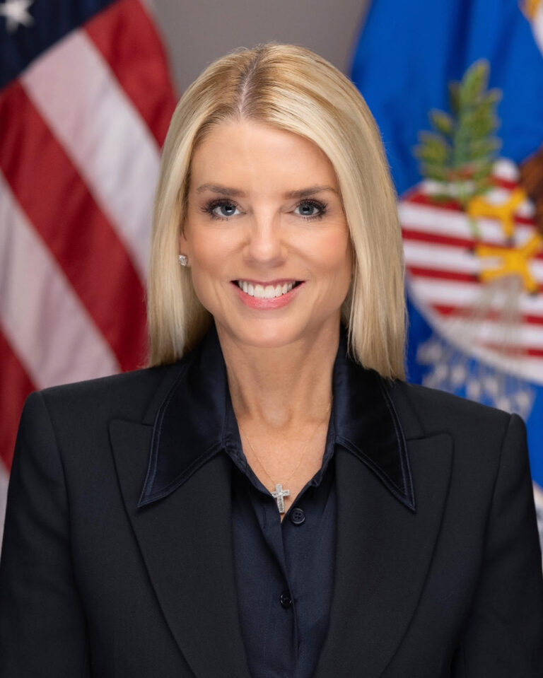 Trump destituye a la fiscal general Pam Bondi en medio de tensiones internas