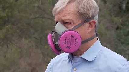 Tom Steyer recorre el Valle del Río Tijuana junto a supervisora Paloma Aguirre