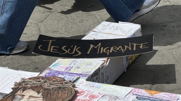 Viacrucis en Tijuana expone dolor, fe y esperanza de migrantes en Semana Santa