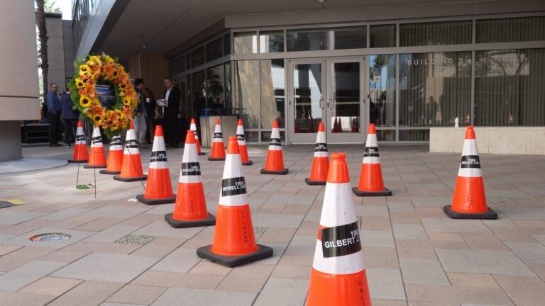 Honran a trabajadores viales caídos y refuerzan llamado contra la conducción distraída