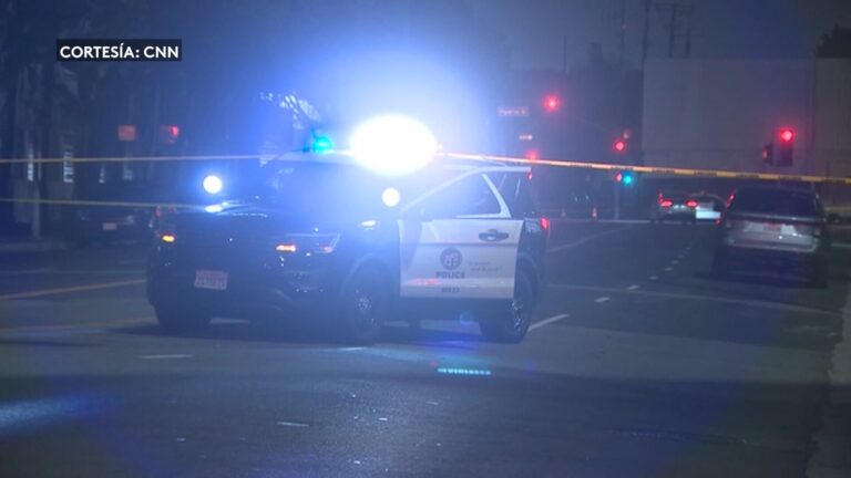 Homicidio en estacionamiento de Los Angeles desata intensa búsqueda del sospechoso