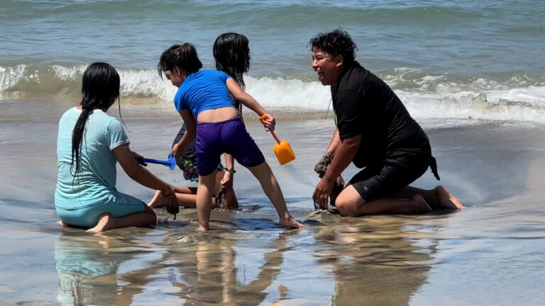 Turistas ignoran alerta sanitaria por agua contaminada en Playas de Tijuana