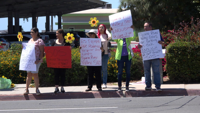 Residentes de San Ysidro Protestan Por Malos Olores Del Río Tijuana