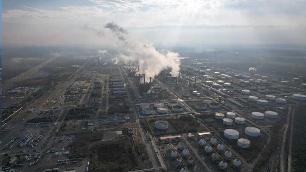 Impacto de la Refinería de Cadereyta: Vientos Llevan Contaminación hasta Monterrey