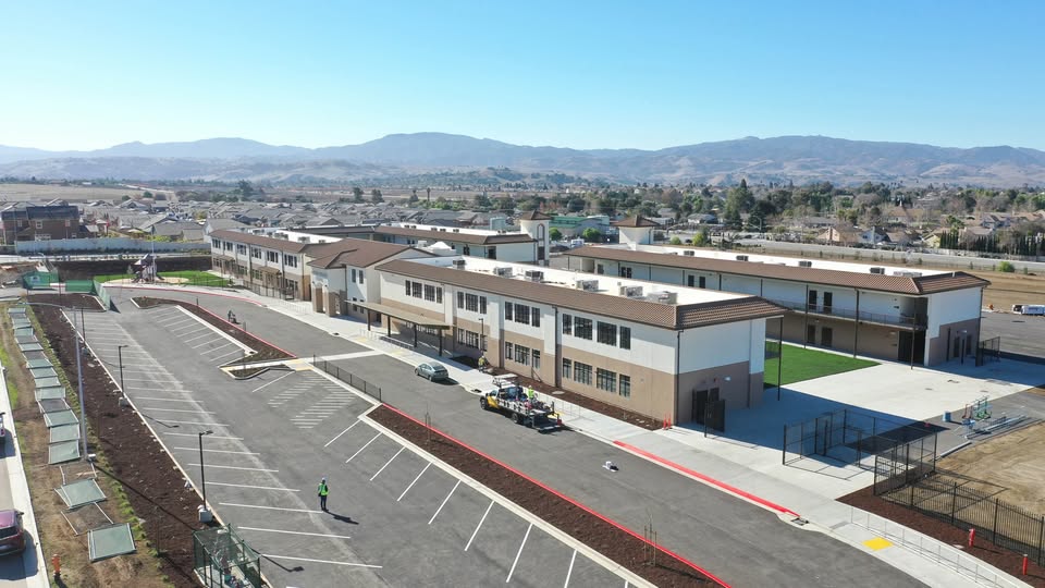 Controversia en Hollister: Traslado de Estudiantes Divide a Familias