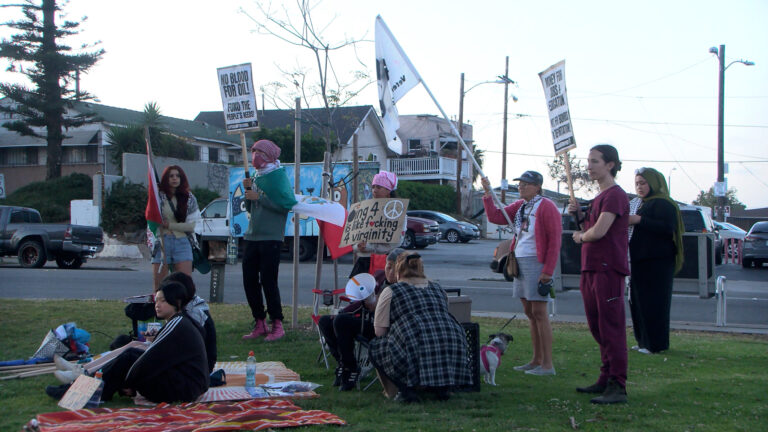Protestan en Logan Heights contra la guerra en Irán y acciones de la administración Trump