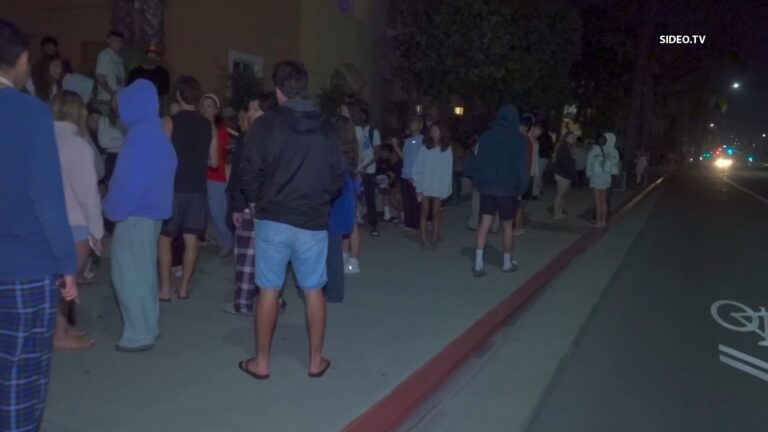 Evacúan dormitorio universitario en San Diego por alarma de incendio