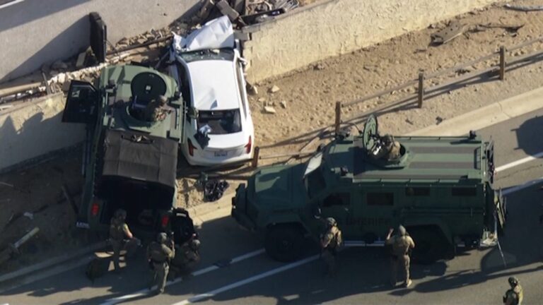 Persecución de alto riesgo termina en choque y tenso enfrentamiento en el sur de California