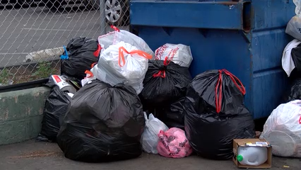 Jueza permite que avance demanda contra tarifas de basura en San Diego