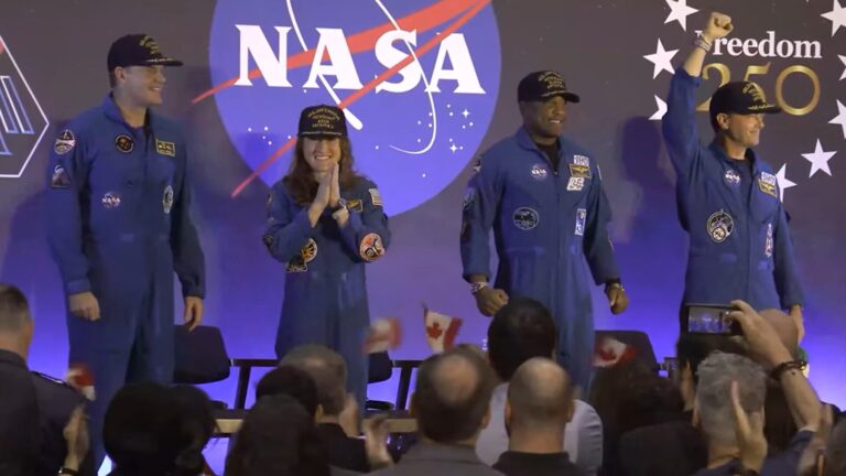 Astronautas agradecen al público en conferencia tras histórica misión