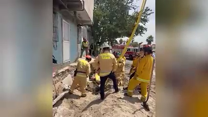 Colapso de zanja en Tijuana deja a dos trabajadores atrapados; uno está grave