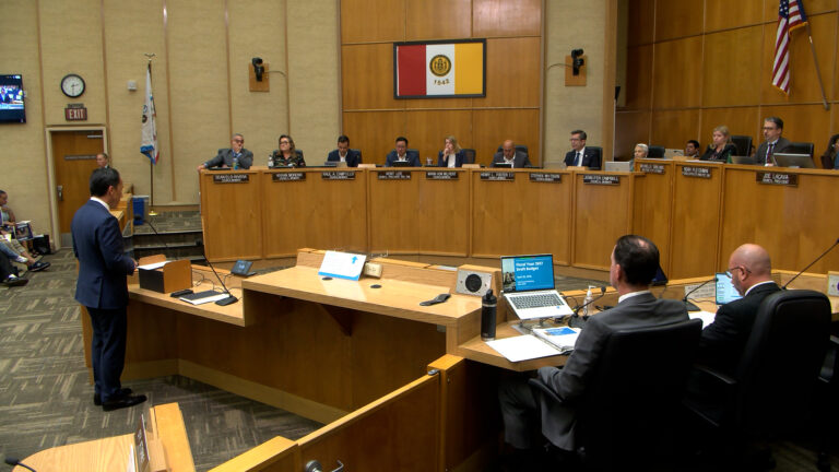 San Diego presenta borrador de presupuesto de 6.4 mil millones de dólares con recortes y críticas de la comunidad
