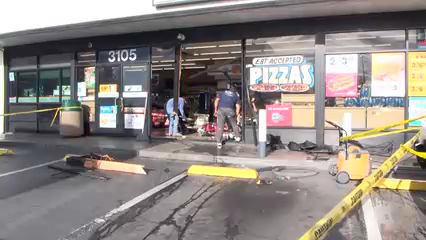 Conductora pierde el control y choca contra 7-Eleven en City Heights